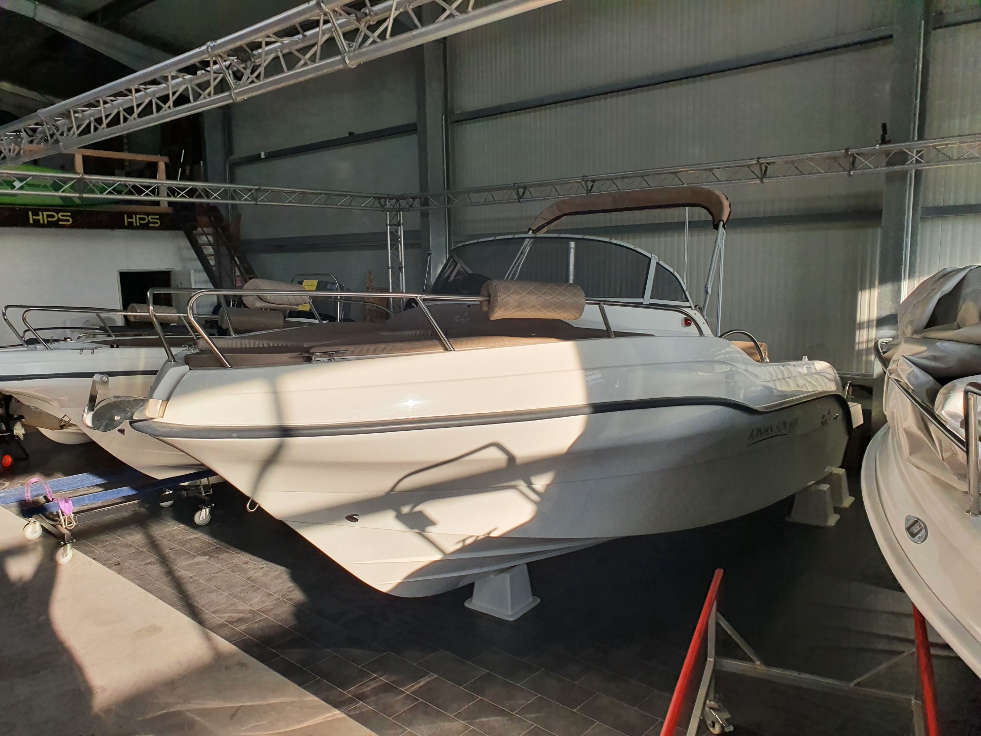 Das Inoian Sun 600 ist ein Konsolenboot mit Kabine von Karel Boats aus Griechenland