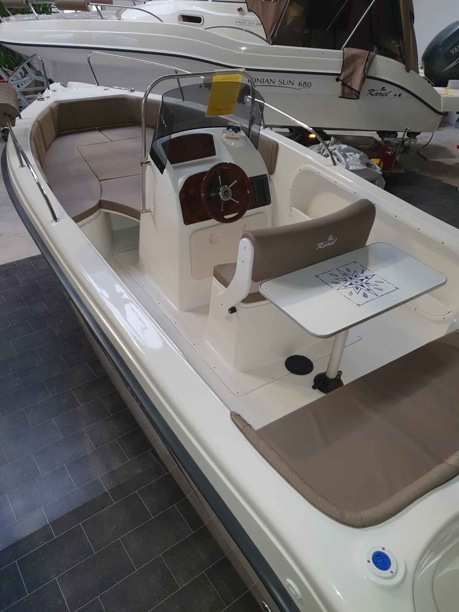 Das F19 ( 5,90m) es ist das neueste Konsolenboot von Karel Boats aus Griechenland Das F19 ( 5,90m) es ist das neueste Konsolenboot von Karel Boats aus Griechenland