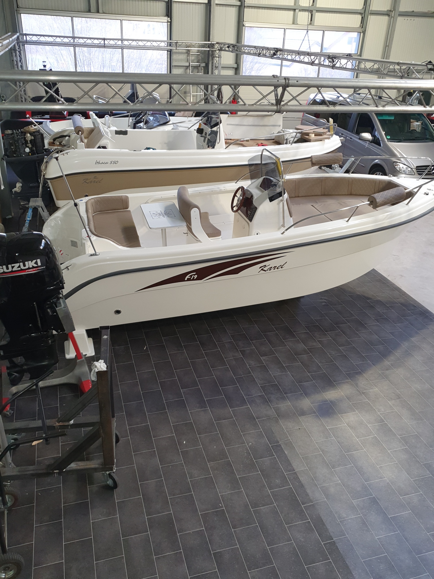 Das F19 ( 5,90m) es ist das neueste Konsolenboot von Karel Boats aus Griechenland Das F19 ( 5,90m) es ist das neueste Konsolenboot von Karel Boats aus Griechenland